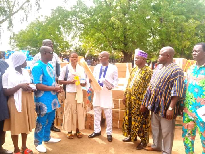 Education : le ministre conseiller Baba fait dons de kits scolaires et de matériels didactiques dans l’Oti 1